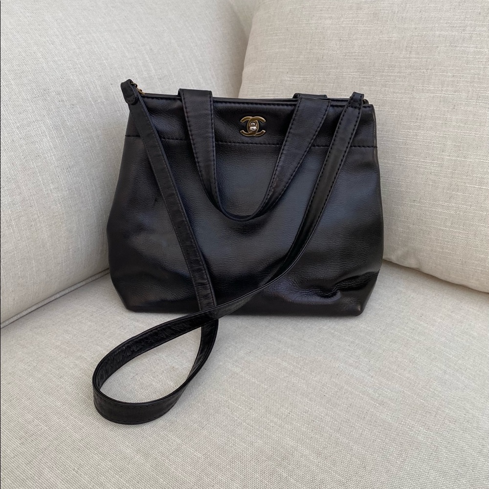 SALE TODAY🌸Chanel tote. Circa 2003 aunthentic Chanel tote with crossbody strap.